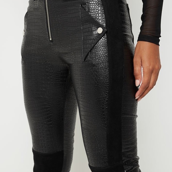 Sleek Black High-Rise Leggings with Glossy Finish - Picture 4 of 5